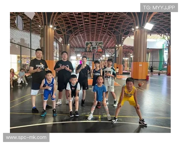 篮球运动员参与社会活动，传递体育正能量